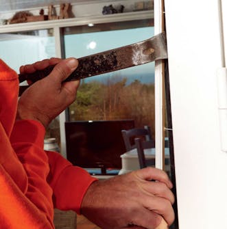 Slik retter du opp en skjev dør Slik retter du opp en skjev dør